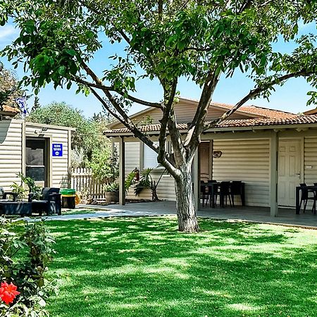 Etzel Tami Hospitality Hotel Neot Golan Exterior foto